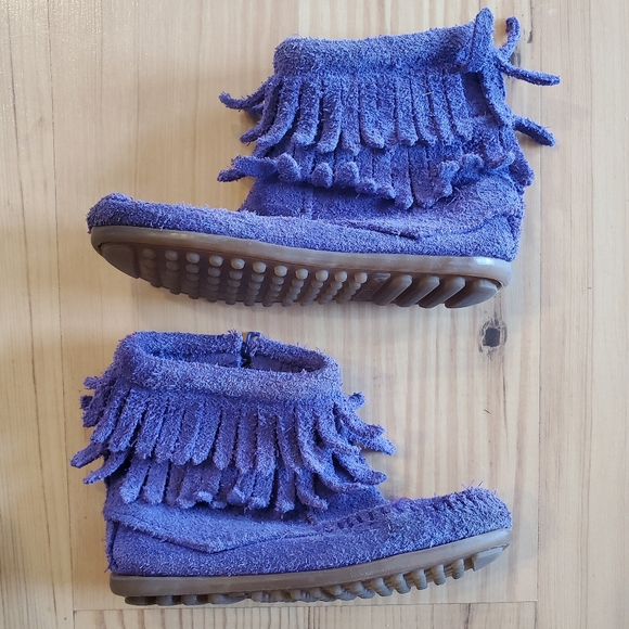 Minnetonka Girls Fringe Moccasin Boots - Picture 3 of 9